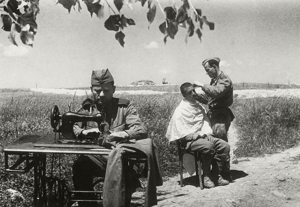 Между боями, июнь - август 1943, г. Новороссийск. Выставка «Человек на войне» с этой фотографией.