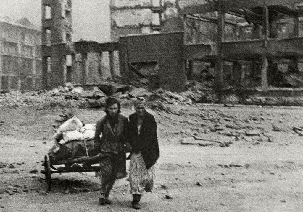 Жители покидают город, 1942 год, г. Сталинград. Сейчас Волгоград.Видео «Эммануил Евзерихин» с этой фотографией.