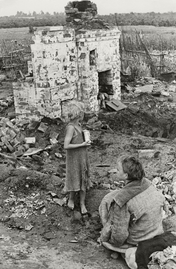 На пепелище своего дома, июнь - август 1944, Белорусская ССР. Выставка «Дети на войне» с этой фотографией.&nbsp;
