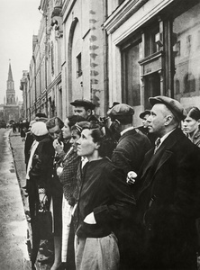 Объявление о начале Великой Отечественной войны. Улица 25-го Октября, 22 июня 1941, г. Москва. Сейчас Никольская улица.Выставки&nbsp;«Война. Начало»,&nbsp;«Начало Великой Отечественной войны», видео&nbsp;«Объявление о начале войны»,&nbsp;«Евгений Халдей»,&nbsp;«Булат Окуджава. "Воспоминание о Дне Победы"»,&nbsp;«Михаил Исаковский. "Русской женщине"» и видеолекция «Ближний круг Михаила Булгакова. Марика и Сергей Ермолинские» с этой фотографией.