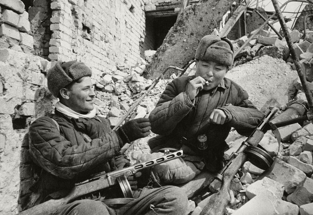 Боевые друзья, декабрь 1942, г. Сталинград. Выставка «Друзья двадцатого столетия» с этим снимком.