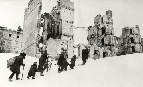 Жители возвращаются в освобожденный город, февраль 1943, г. Сталинград