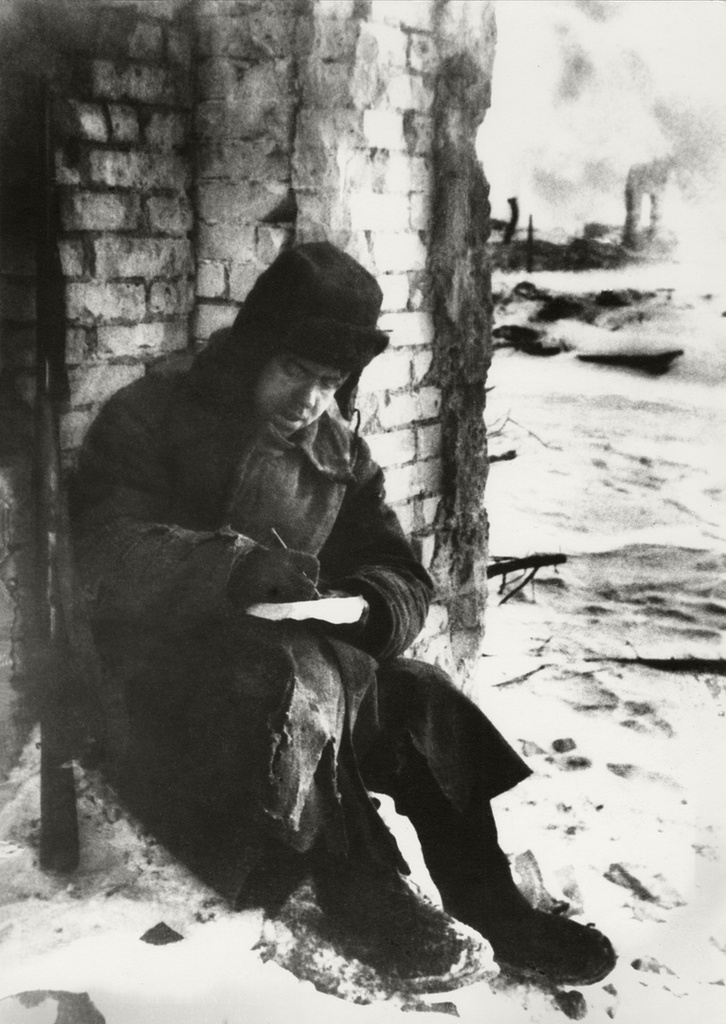 Письмо домой, 1942 год, г. Сталинград. Выставка «Фронтовые письма» с этой фотографией.