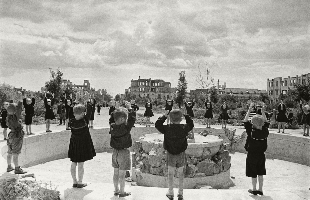 Восстановление Сталинграда, 17 июня 1944, г. Сталинград. Выставка «Дети на войне» с этой фотографией.