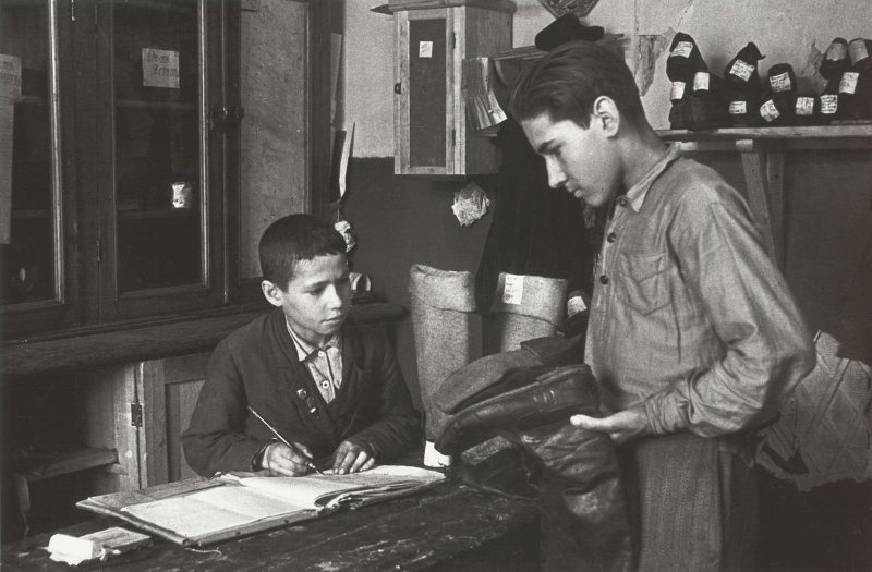 В обувной мастерской, 1943 год