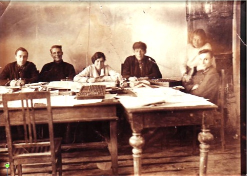 Работники железнодорожного вокзала Мценска, 1 июня 1939, Орловская обл., г. Мценск. Слева крайний  – инженер Новиков, рядом – Константин Иноземцев, четвертый слева – начальник станции Зайцев. После перехода города в руки фашистов осенью 1941 года железнодорожники Мценского вокзала коллективно  с семьями выехали в деревню Холодково, после чего некоторые вернулись в город. Вернувшиеся, в частности Константин Иноземцев, были схвачены в доме на окраине города, где было обнаружено оружие. Расстреляны фашистами, предположительно, на обрывистом берегу реки Зуши  в районе Коммаш, а тела брошены в воду.
