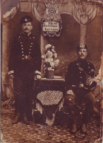 Фотография в память о военной службе двух неизвестных военных из 176 пехотного полка 2-й роты, 1889 год