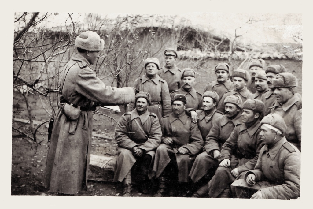 Сержант Вартан Бальян на политзанятии, 2 апреля 1945, Болгария. Рядовой – сержант Вартан Исаакович Бальян (1898–1971), армянин – 160-й отдельный мостостроительный батальон 37 армии 2-го Южного фронта. Награжден «За Оборону Кавказа», «За боевые заслуги», «За победу над Германией». Победу встретил в Софии. До войны работал аргономом пригородного совхоза г. Керчь. В 1942 эвакуировал племенной скот на Кубань. В 1942–1943 годах партизанил в Кубанских лесах. Участвовал в освобождении Краснодара. С 1943–1945 год рядовой-сержант в действующих войсках. После войны жил в г. Краснодар.Фотография из архива Бальян-Бутиных.