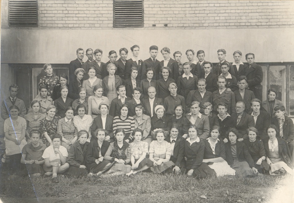 Общее фото школьников, 17 июня 1940, г. Москва. 1 ряд: Старков Андрей, Кузьмин Юрий, Колесников Георгий, Горнштейн Марк Натанович, Азаев Давид, Белеловский Яков, Пруткин Эммануил, Чаткин Сергей Михайлович, Заммель Юрий, Устинов Михаил, Евсюнин Константин, Шестаков Сергей, Ардабьевский Вадим Иванович, Пургасов Андрей Андреевич. 2 ряд: Голубева Людмила, Никалаева Кира, Титова Вера, Афиногенова Лидия, Кнопова Мария Никифировна, Зайцева Анна Михайловна, Ливерганд Вера, Юдаева Полина Александровна, Жури(н) Александр, Сурков Николай Николаевич, Берда Илья. 3 ряд: Пратусевич Юрий, Козлова Валентина, Кореневская Лидия, Столярова Ирина, Данилова Нина, Маньтьев Николай Александрович, Копытин Борис, Карцев Евгений, Русаков Владимир, Волков Николай, Кузнецов Олег, Матюнин Иван, Прибытковская Мария. 4 ряд: Токарева Евгения, Протц Ирина, Кутянина Вера, Михайл(ин) Анна Дмитриевна, Подр(а)бинек Тамара, Петровская Софья Соломонова, Бегильдеева Мария Петровна, Ксобинь? Мария Сергеевна, Богданова Анна Александровна, Семашко Зинаида Александровна, Бастынец Владимир, Горбулев Александр, Бохин Николай, Королев Василий Васильевич, Соколов Юрий, Павлов Евгений. 5 ряд: Насонова Людмила, Митрофанова Надежда, Сафонова, Шапшик, Левина, Силинг Майя, Соколова Екатерина, Соколова Наталия, Салазкина Нина Владимировна, Михайлова Екатерина, Никитина Ирина, Савостина Наталия, Хлынина Зинаида.Фотография&nbsp;из архива&nbsp;Софии&nbsp;Ардабьевской,&nbsp;&nbsp;