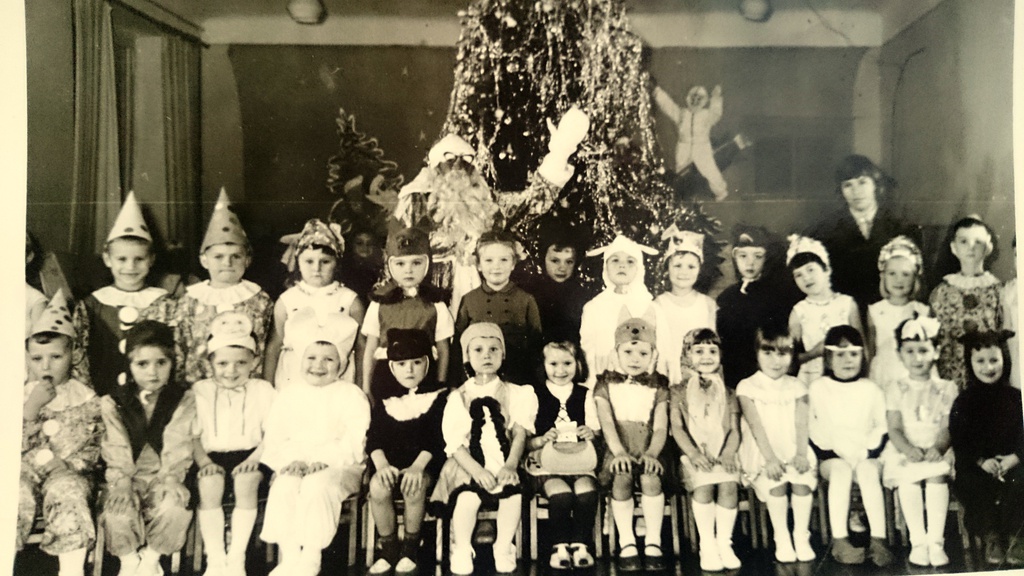 Советское детство. Новый год. Детский сад, 30 декабря 1969. Выставка «Снежинка, зайчик и мушкетер. Карнавальные костюмы на Новый год» с этим снимком.Фотография из архива Светланы Фулги.