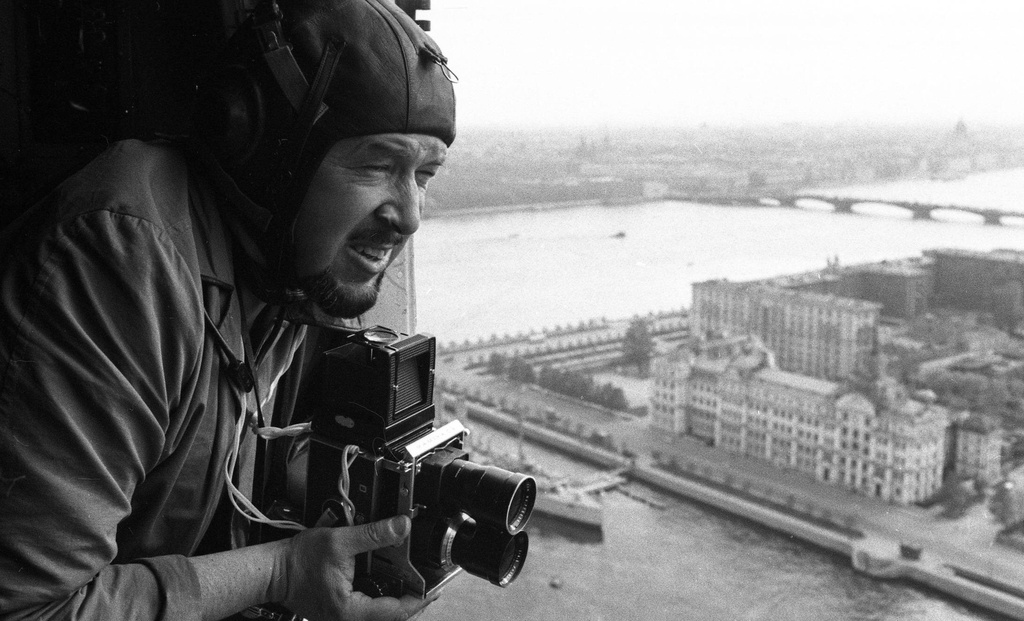 Всеволод Тарасевич на вертолете во время съемки, май 1967, г. Ленинград. Выставка «Сверху вид лучше» с этой фотографией.&nbsp;
