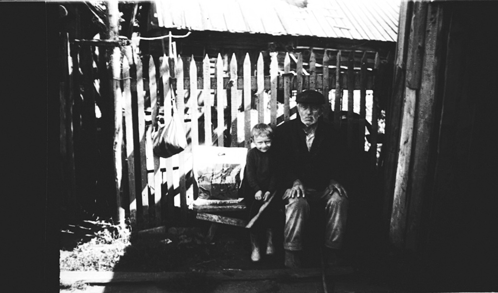 Дед и внук, 1993 год, Кемеровская обл., Крапивинский р-н, дер. Тараданово. Выставка «Сельские жители» с этой фотографией.