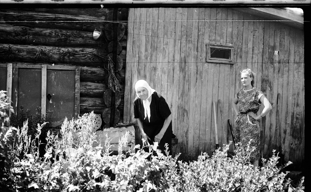 Информатор Ф. А. Калугина и этнограф, июль 1989, Кемеровская обл., Яшкинский р-н, с. Колмогорово. Выставка «Сельские жители» с этой фотографией.
