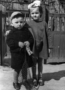 Дети, май 1954, Крымская обл., г. Ялта. Сережа Новиков (Сергей Леонидович) – будущий крымский русский поэт (1951–2002).