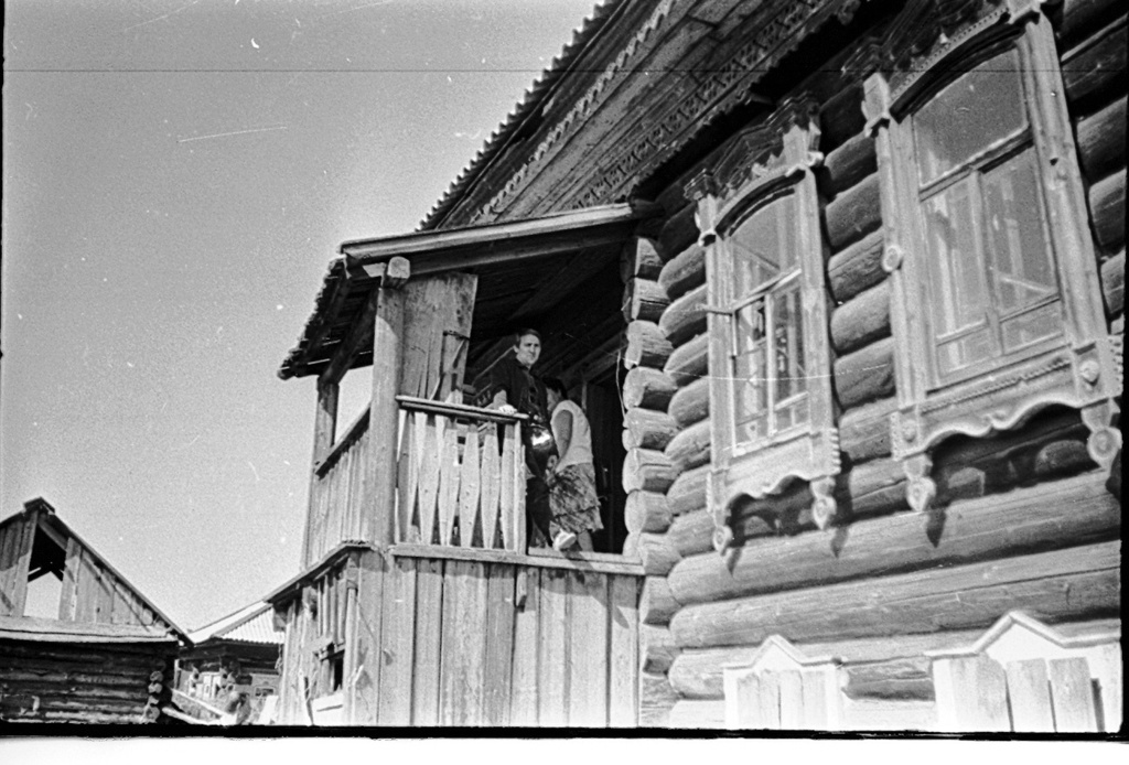 Сельские жители, август 1989, Кемеровская обл., Яшкинский р-н, с. Колмогорово. Выставка «Красота деревянного зодчества в деталях: ворота, заборы, палисады» с этой фотографией.