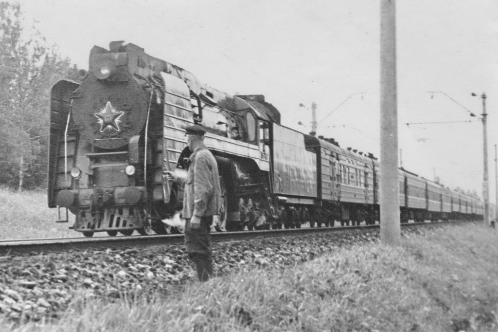 Паровоз П36 с пассажирским составом, 1955 год