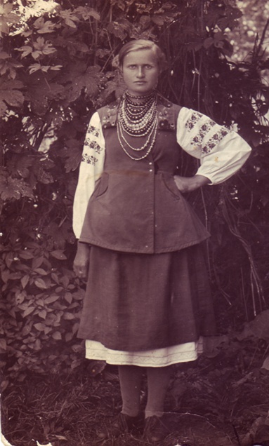 Наталья Кова (возможно, Ковач), урожденная Ткач, 1938 год, Украинская ССР, Черниговская обл, дер. Карпиловка. Через месяц после свадьбы муж Натальи Ткач ушел на Финскую войну,  а когда вернулся, то еще через месяц был призван на Великую Отечественную, где погиб в первом же бою. Наталья осталась вдовой и воспитывала двоих детей одна.Фотография из архива семьи Швецовых-Ткач.