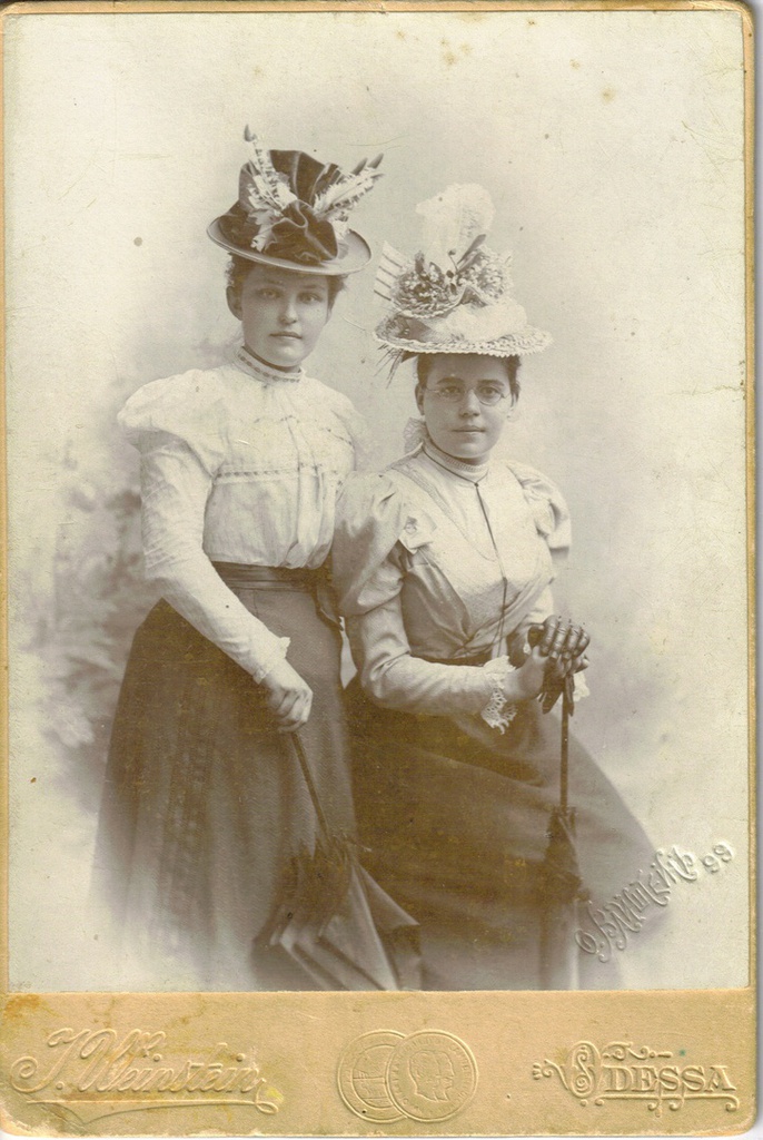 Две девушки, 1898 год, Херсонская губ., г. Одесса. Фотография из архива Юрия Парамонова.