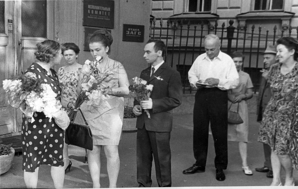 Свадьба, 5 июля 1968, г. Ленинград. С 4 октября 1991 года – Большая Монетная улица.&nbsp;Выставка «ЗАГС: торжество любви по-советски» с этой фотографией.&nbsp;Фотография из архива Натальи Крюковой.&nbsp;