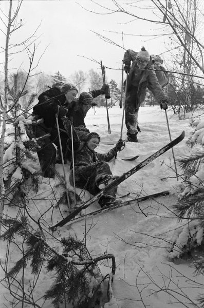 Молодые инженеры завода «Уралэлектроаппарат» на лыжной прогулке, 1959 год, г. Свердловск