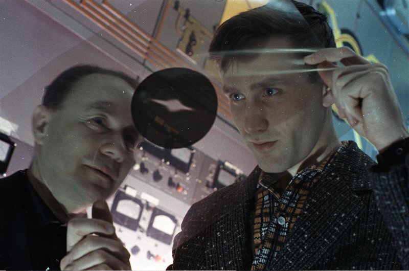 Институт ядерной физики Сибирского отделения АН СССР. Физики, март 1966, г. Новосибирск. Слева, предположительно, физик Алексей Александрович Наумов.