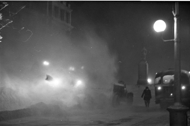 Уборка улиц, 1960 - 1965, Красноярский край, г. Норильск. Выставка «Такого снегопада...» с этой фотографией.&nbsp;