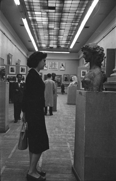 В Национальной художественной галерее, сентябрь - октябрь 1958, Грузинская ССР, г. Тбилиси. Выставка «Пойдем в музей?» с этим снимком.