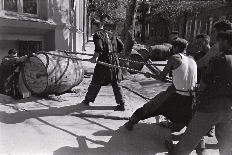 «Уличная сценка», сентябрь - октябрь 1958, Грузинская ССР, г. Тбилиси. Выставка «საქართველო ლამაზო» с этой фотографией.&nbsp;