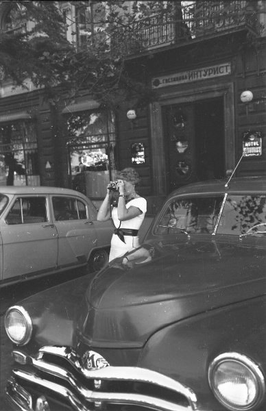 Женщина с фотоаппаратом, сентябрь - октябрь 1958, Грузинская ССР, г. Тбилиси. Выставка «Вот это тачка!» с этой фотографией.&nbsp;