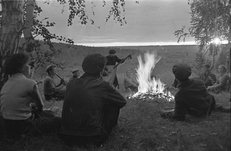 Алтай. Студенты у костра, 1957 - 1963, Алтайский край. Выставка «Музыка везде, кроме...» с этой фотографией.