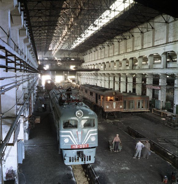 Тбилисский электровозостроительный завод. Заканчивается сборка восьмиосного магистрального электровоза, сентябрь - октябрь 1958, Грузинская ССР, г. Тбилиси