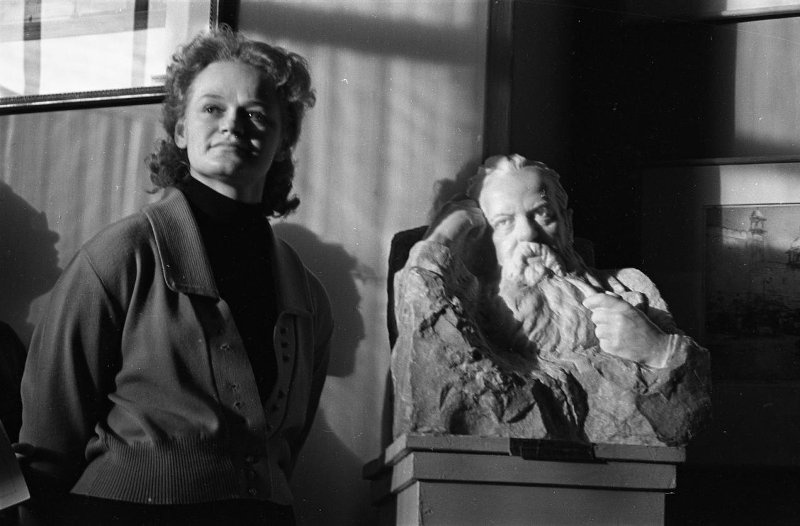 У скульптуры писателя Павла Бажова, 1959 год, г. Свердловск. Выставка «Головы и бюсты» с этой фотографией.