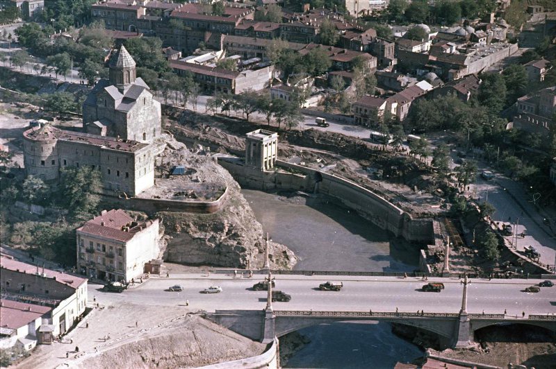 Вид на храм Метехи из вертолета, сентябрь - октябрь 1958, Грузинская ССР, г. Тбилиси. Выставка «Сверху вид лучше» с этой фотографией.&nbsp;
