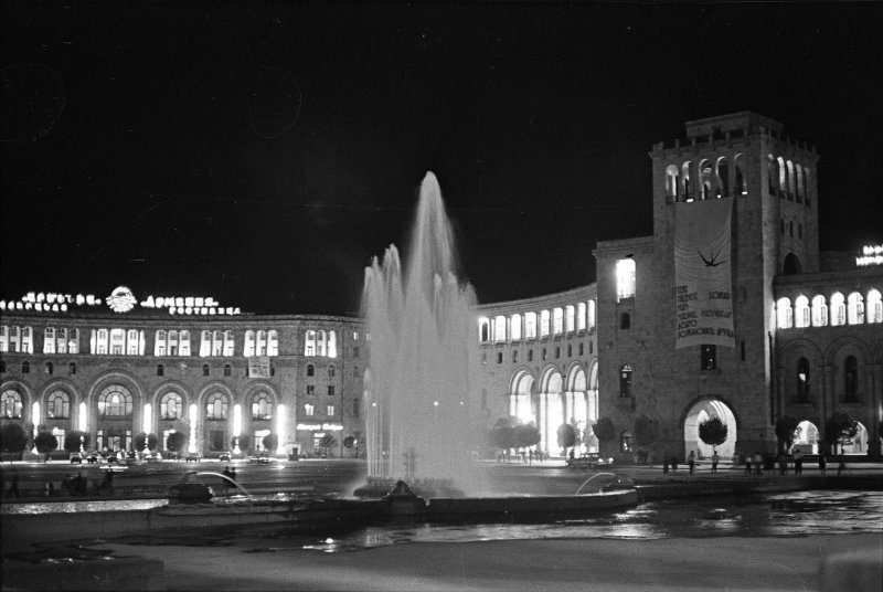Вечерний Ереван, сентябрь 1964, Армянская ССР, г. Ереван. Выставка «Неоновый свет» с этой фотографией.&nbsp;