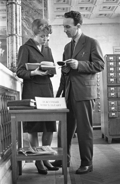 Читатель и дежурный консультант, 1962 год, г. Москва. Выставка «Библиотеки» и видео «Ленинка» с этой фотографией. 