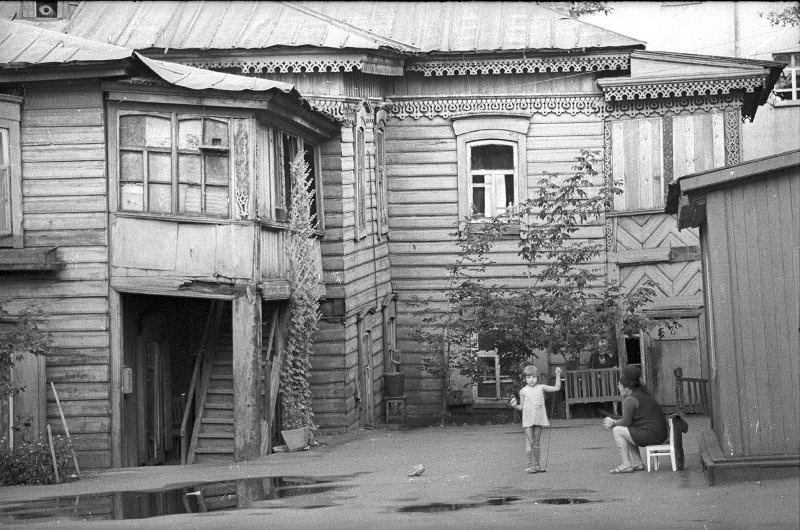 Во дворе, 1970-е, г. Иркутск. Выставка «Иркутск» с этой фотографией.
