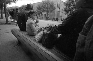 На остановке, 1970-е, г. Иркутск. Выставка «Остановки» с этой фотографией.