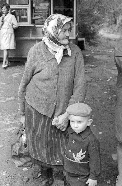 Бабушка с внуком, 1972 год, Украинская ССР, Ивано-Франковская обл., г. Косов