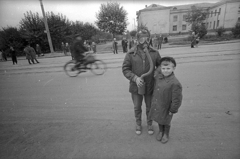 Мальчик в противогазе, 1970-е, г. Иркутск. Выставка «Обыкновенный противогаз» с этой фотографией.