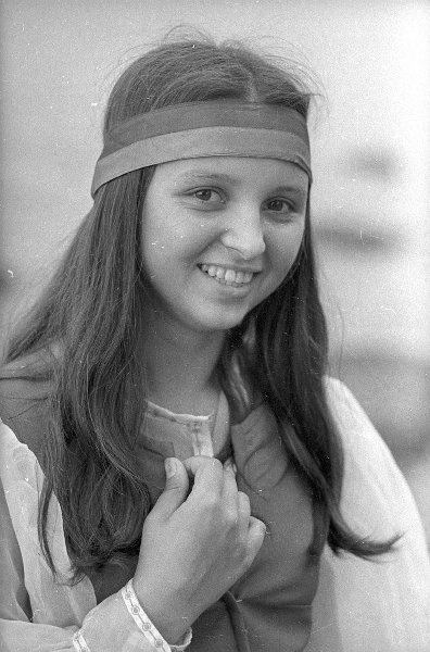 Фото "Девочка в народном костюме", 1970-е - История России в фотографиях