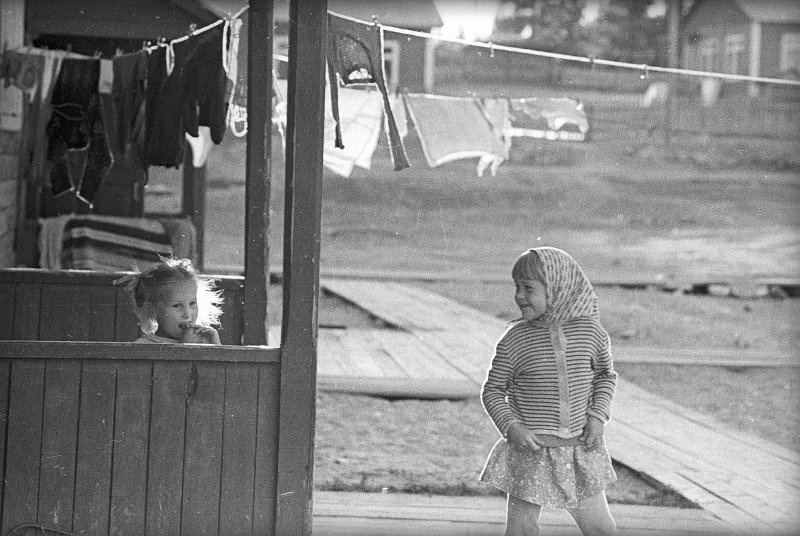 Девочки, август 1973, г. Архангельск. Выставка «Последние дни лета» с этой фотографией.