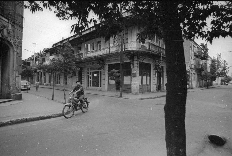 Улица, апрель 1975, Грузинская ССР. Выставка «Мотороллеры и мопеды» с этой фотографией.