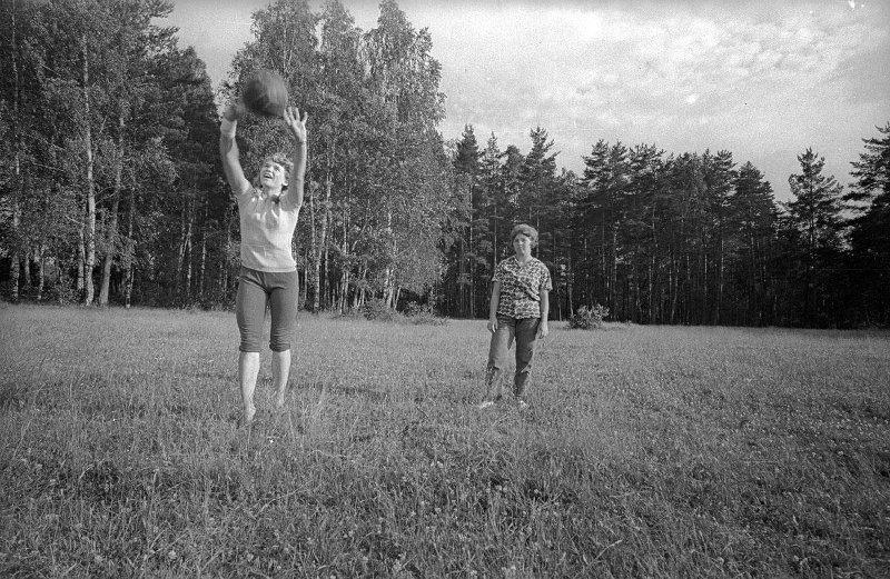 Волейбол на лугу, август 1973, Архангельская обл., с. Яренск. Выставка «Август. Сладкая привычка к лету» с этой фотографией.