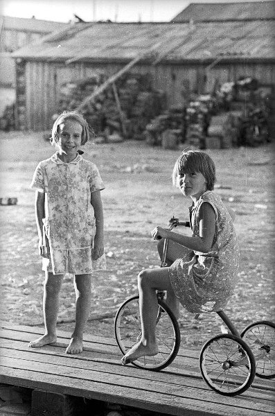 Девочки, август 1973, г. Архангельск. Выставка «Последние дни лета» с этой фотографией.