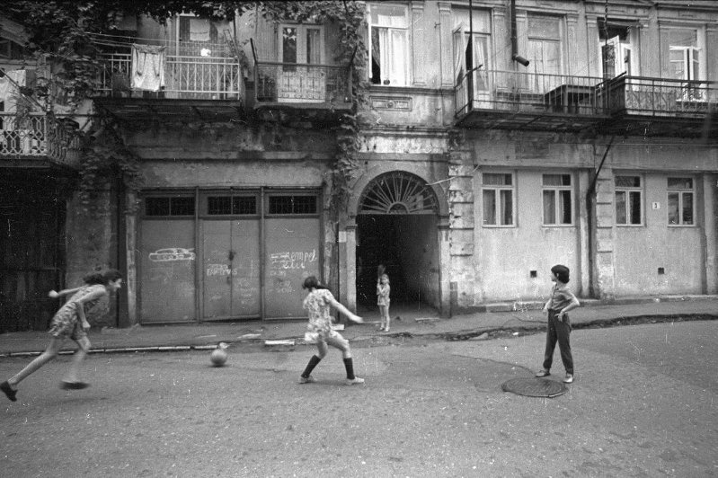 Улица, апрель 1975, Грузинская ССР. Выставка «Игра длиной в полвека» с этой фотографией.