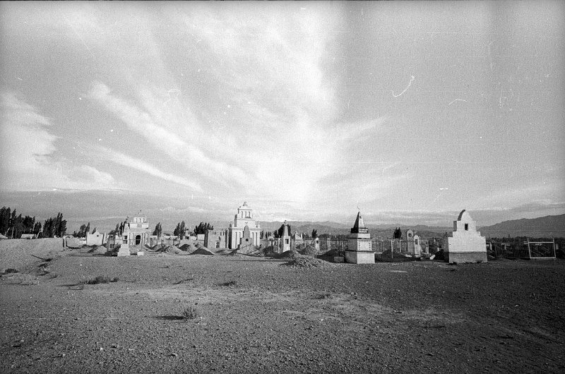 Сельское мусульманское кладбище, 1970-е, Киргизская ССР. Выставка «Союз нерушимый республик свободных: 15 республик СССР и их 15 столиц» с этой фотографией.