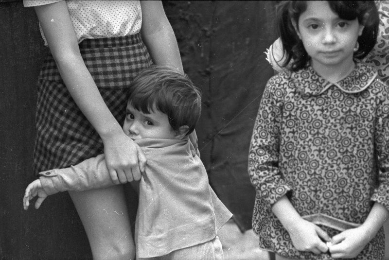 Девочки, апрель 1975, Грузинская ССР. Выставка «Клетка на все времена» с этой фотографией.