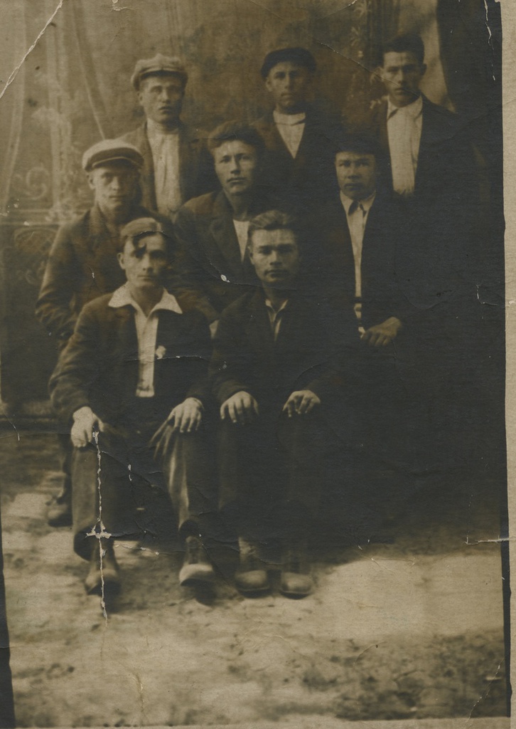 Групповая фотография, 8 июля 1935. Надпись на обороте: «8/VII 35 г. На память брату Илье М. Мишину от брата Федора Мишина».