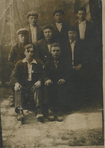 Групповая фотография, 8 июля 1935. Надпись на обороте: «8/VII 35 г. На память брату Илье М. Мишину от брата Федора Мишина».