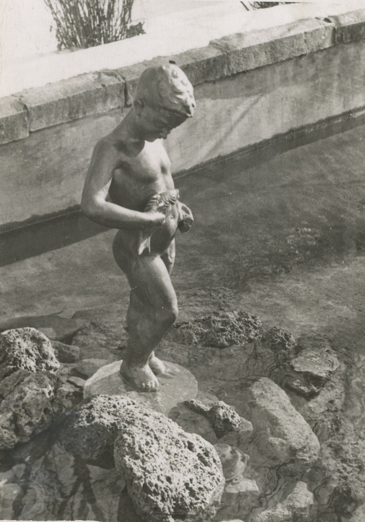 «Мальчик с рыбкой», 1960-е, г. Кисловодск. Место съемки предположительное.